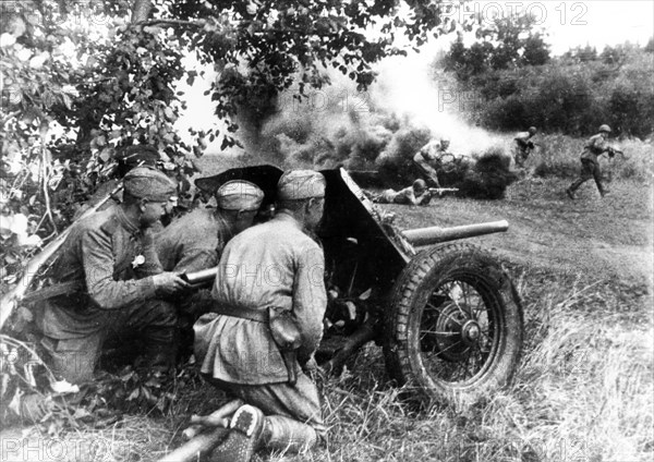Soviet troops duing a combat action to the south-east of the city of vitebsk, byelorussia, 1944.