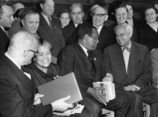 Laureate of the international lenin peace prize 'for strengthening peace among the peoples' paul robeson with his wife eslanda among teachers of the moscow order of lenin state tchaikovsky conservatoire, where he was presented with a diploma of honorable professor of the moscow conservatoire, september 13, 1958, on either side of them are director of the conservatoire, professor a, sveshnikov (left) and professor v, sokolov (right).