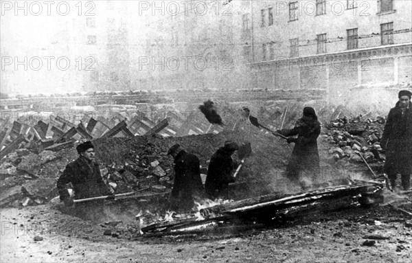 Muscovites build barricades preparing for nazi attacks, in november 1941, battle of moscow.
