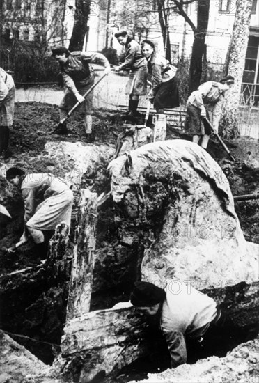 Female soldiers dig out sculptures by pyotr klodt decorating the anichkov bridge may 1945, the sculptures had been dug in the garden of the palace of pioneers at the beginning of the blockade.