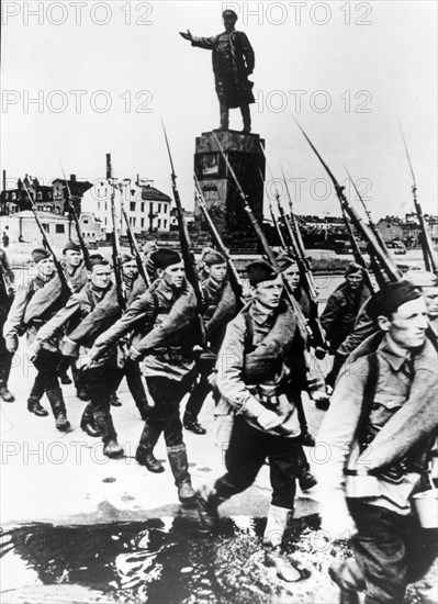 The workers of the kirov works volunteer to the battlefront in the besieged leningrad, world war ll.