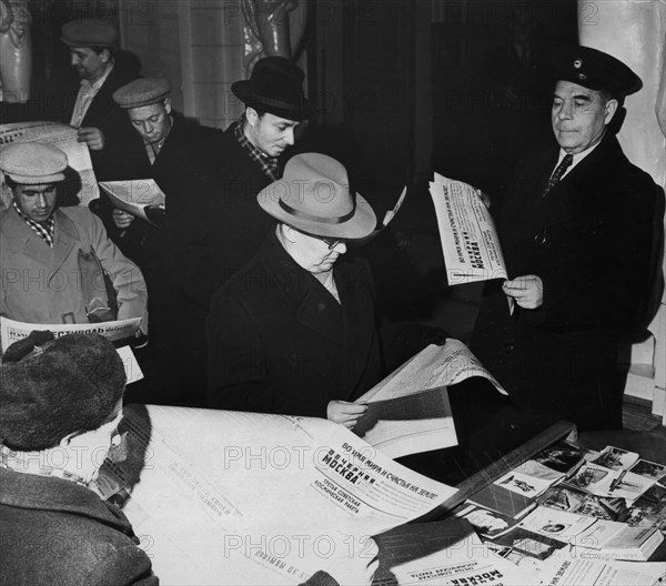 People reading the special edition of the newspaper 'evening moscow' with a report of the launch of the soviet union's third rocket into space, october 9, 1959.