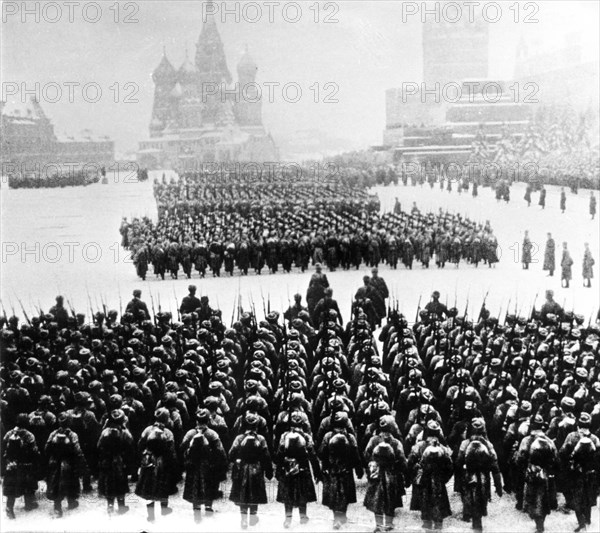 World war 2, traditional military parade on the red square in moscow on november 7, 1941, after that parade the troops marched straight to the battle front, battle of moscow.