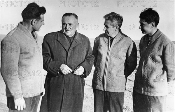 Academician sergei korolev with the crew members of the spaceship voskhod - ship commander, cosmonaut pilot v, m, komarov, candidate to techn, sc, k, p, feoktllstov, and doctor b, b, yegorov, october 1964.