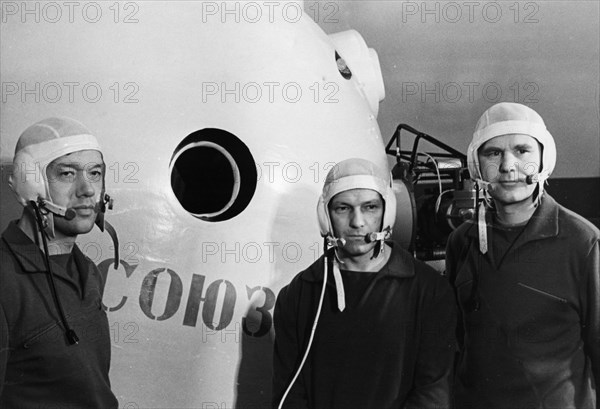 The crew of the soyuz 10 spacecraft (l to r) flight engineer alexei yeliseyev, test engineer nikolai rukavishnikov, and commander vladimir shatalov, april 1971.