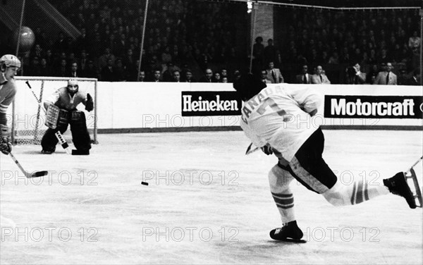 Phil esposito attacking during the 2nd match between canada and the ussr at the central leningrad stadium won by the soviets, 3 to 2, september 26, 1972.