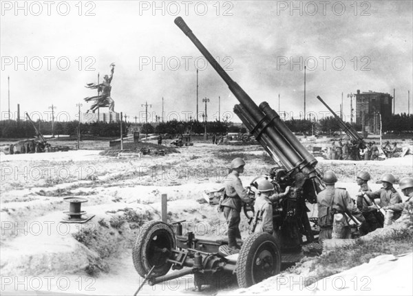 Antiaircraft guns in moscow, 1941.