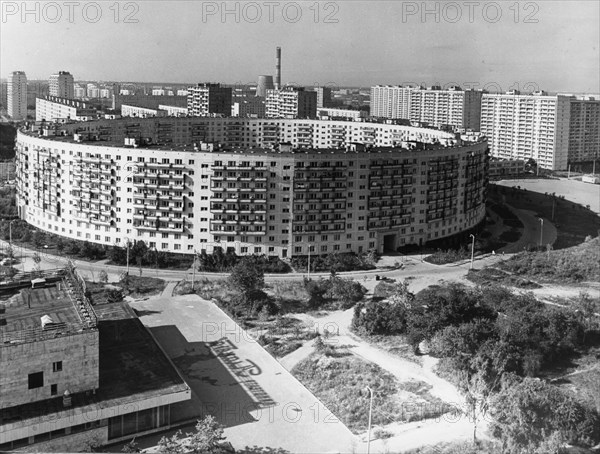 Ring type apartment building in matveevskoye district with one thousand apartment units, moscow residential area, apartment block, ussr, 1976.