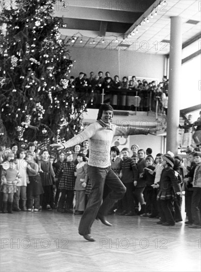 Moscow, ussr, 1/9/79: american singer, actor and director dean reed, staying in moscow at the invitation of the soviet peace committee, attended a children's holiday party at the palace of pioneers on lenin hill.