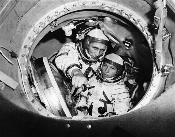 Soyuz 15, soviet cosmonauts lev demin (dyomin) and gennadi sarafanov during a training session at the yuri gagarin cosmonauts training center, 1974.