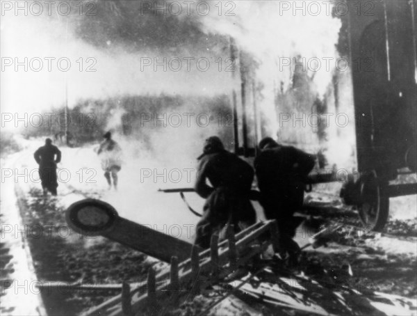 Battle of moscow, 1941, red army soldiers fighting outside of moscow.