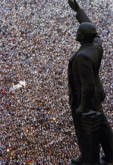 A mass independence rally by a statue of lenin in baku, azebaijan, januay 1990.