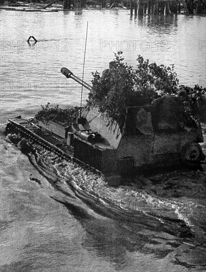 World war 2, ukrainian ssr, dnieper forced crossing, su-76m self-propelled artillery gun crosses the river, 1943.