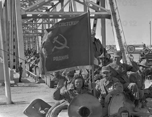 Termez, uzbek ssr, first column of soviet military vehicles returns from afghanistan via the bridge across the amu-darya river, 1988.