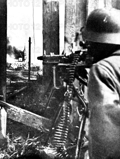 Ussr, novgorod region, a german machine-gunner points at staraya russa city.