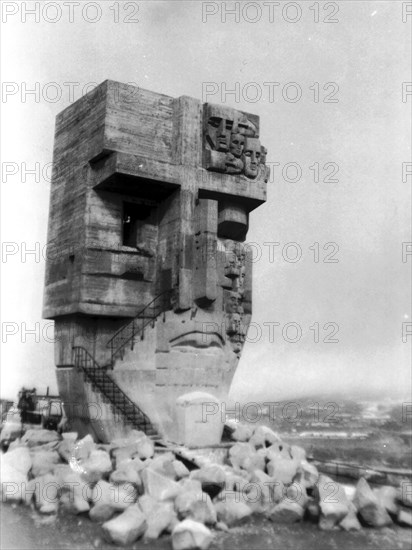The mask of grief' - the first in russia monument to the victims of stalin's repression that will be unveiled on magadan's krutaya hill on june, 12th, 96, it's the first of the three memorials making up the 'triangle of suffering 'project, author of the memorial is sculptor ernst neizvestny, co-author is architect kamil kazayev.