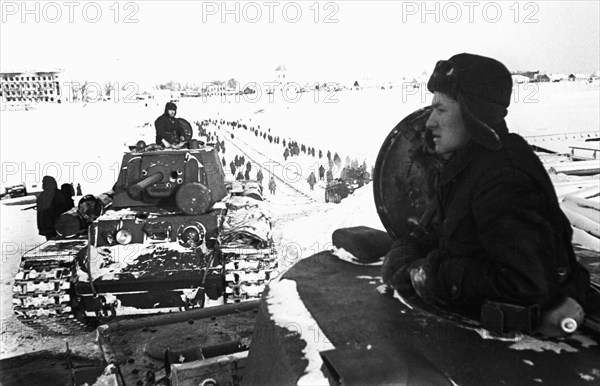 The kalinin front, heavy tanks cross the volga near kalinin.