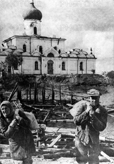 The picture shows residents of the area of the lake ilmen, novgorod region, leaving their homes to flee from advancing nazi troops.