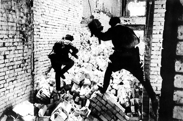 Battle of stalingrad, 1942: red army soldiers engaged in street fighting with german army .