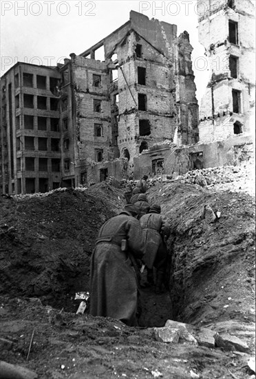 World war 2, battle of stalingrad, 1942: soldiers of the soviet 13th guards rifle division in a firing position.