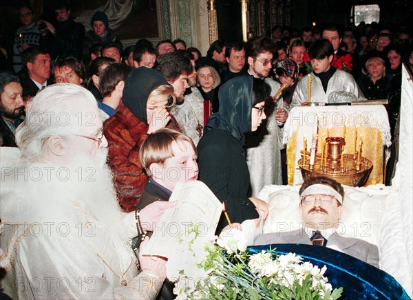 During funeral of vladislav listyev, investigative tv reporter and executive director of russian public television, listyev was gunned down by hired hitmen because of his investigations into the activities of organized crime figures in russia, moscow, russia, 1995.