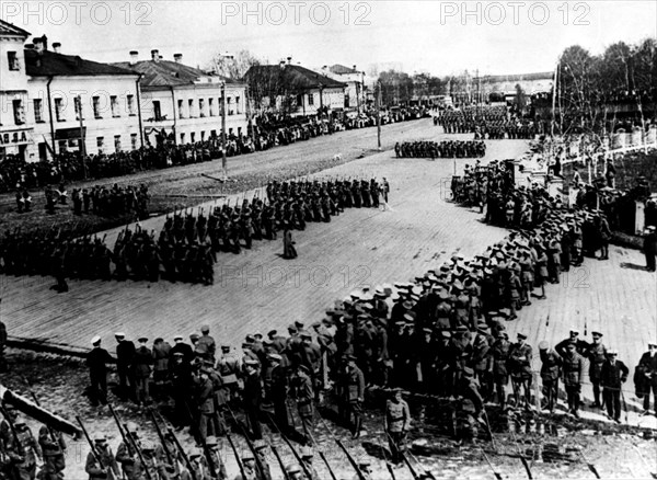 British and french occupation troops during a parade in arkhangelsk, intervention, 1917.