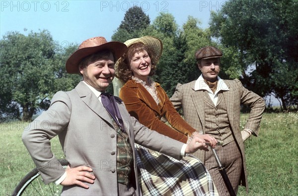 Soviet actors oleg tabakov (oblomov), elena solovei (olga ilyinskaya), and yuri bogatyryov (schtoltz) on the set of the mosfilm studios production of 2 part film, 'a few days in the life of i, i, oblomov' directed by nikita mikhailov and based on the novel oblomov by ivan a, goncharov, 1981.