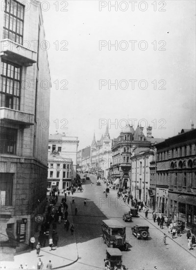 Gorky street, moscow, ussr, left: the building of the central telegraph agency, (1930-1940).