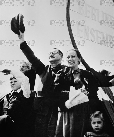 Berlin, gdr, 1950s, german dramatist and poet bertolt brecht and his wife helene weigel, the founders of the berliner ensemble.