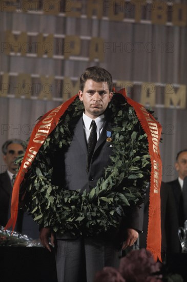 Chess master boris spassky with the winner's wreath in 1969.