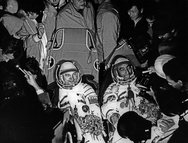 Crew of the soyuz-38 space mission to the salyut 6 space station, soviet cosmonaut colonel yuri viktorovich romanenko and cuban researcher-cosmonaut lieutenant-colonel arnaldo tamayo mendez right after landing, september 1980.