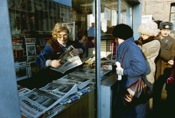 Moscow citizens buying newspapers at a kiosk, 1986s.