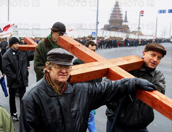 Minsk, belarus, november 2, 2003, activists and supporters of the belarus opposition hold an authorised march commemorating the victims of the stalinist repressions, participants in the march erected wooden crosses in the kuropaty forest near the city of minsk, where tens of thousands of innocent people had been executed by shooting in 1937-1941.