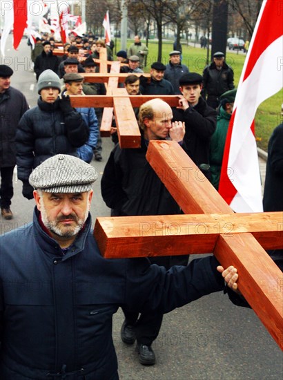 Minsk, belarus, november 2, 2003, activists and supporters of the belarus opposition hold an authorised march commemorating the victims of the stalinist repressions, participants in the march erected wooden crosses in the kuropaty forest near the city of minsk, where tens of thousands of innocent people had been executed by shooting in 1937-1941.