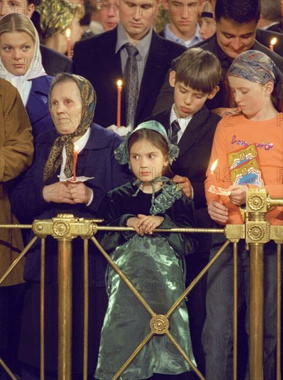 Orthodox easter service at christ the saviour cathedral in moscow, russia, 4/03.