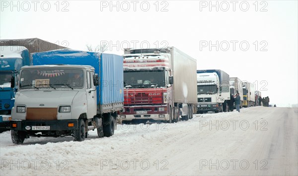The rostov region is exerting efforts to liquidate the aftermath of a heavy snowfall that caused a 10-15km jam on the road near the city kamensk-shakhtinsky, an operation to clear the don federal highway is underway, russia, february 1, 2005.
