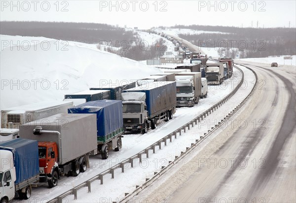 The rostov region is exerting efforts to liquidate the aftermath of a heavy snowfall that caused a 10-15km jam on the road near the city kamensk-shakhtinsky, an operation to clear the don federal highway is underway, russia, february 1, 2005.