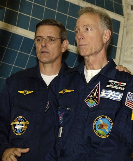 Moscow region, russia, september 9, 2005, members of the main crew of the 12th expedition to international space station (iss), american astronaut william mcarthur (l) and new space tourist gregory olsen.