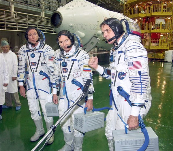 Baikonur, kazakhstan, september 23, 2005, crew of the soyuz tma-7: space tourist gregory olsen, flight engineer valery tokarev and captain of the 12th mission to the international space station nasa astronaut william mcarthur train in their in-flight space suits.