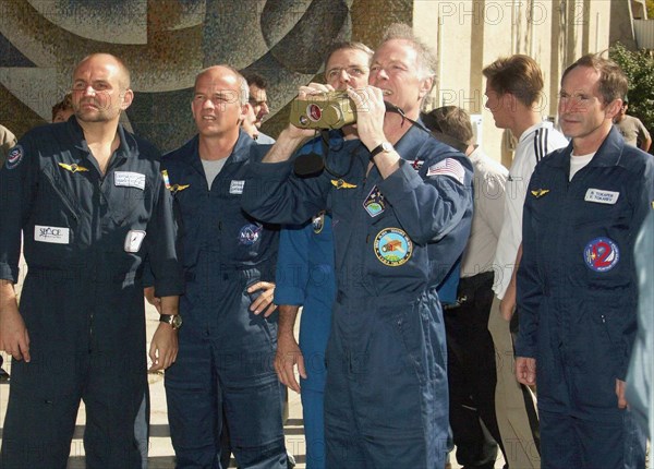 Baikonur, kazakhstan, september 29, 2005, backup crew sergei kostenko and jeffrey williams and main crew members of the soyuz tma-7 william mcarthur and valery tokarev (background) train for the flight, the takeoff date is set for october 1.