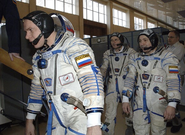 Moscow region, russia, march 20, 2007, flight engineer and soyuz tma-10 commander for expedition 15 oleg kotov, spaceflight participant (fifth space tourist) charles simonyi, expedition 15 commander and a russian cosmonaut representing the russian federal space agency, roscosmos, fyodor yurchikhin (l-r) take their final exam at the gagarin russian state science research cosmonaut training centre in star city.