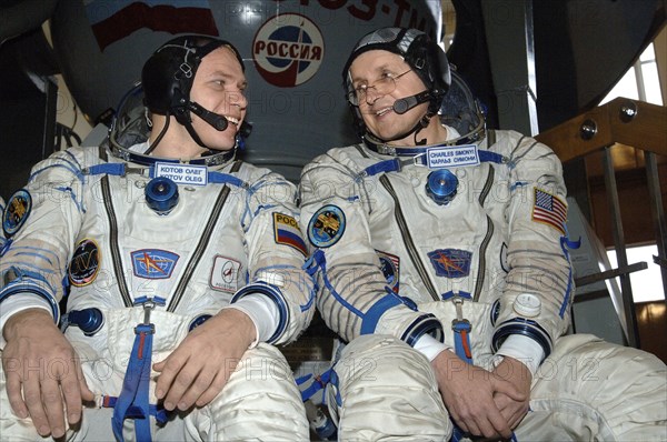 Moscow region, russia, march 20, 2007, flight engineer and soyuz tma-10 commander for expedition 15 oleg kotov (l) and spaceflight participant (fifth space tourist) charles simonyi take their final exam at the gagarin russian state science research cosmonaut training centre in star city.