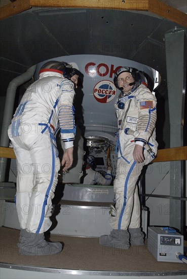 Moscow region, russia, march 20, 2007, flight engineer and soyuz tma-10 commander for expedition 15 oleg kotov (l) and spaceflight participant (fifth space tourist) charles simonyi take their final exam at the gagarin russian state science research cosmonaut training centre in star city.