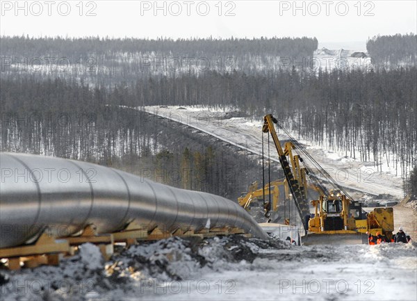 Yakutia, russia, march 21, 2007, a section of the eastern siberia-pacific ocean oil pipeline, the longest one in russia, is under construction, when completed, it will carry oil from eastern siberia to the pacific ocean for consumers across the asia-pacific region, including china, the completed pipeline will run for more than four thousand kilometers and will be finished in 2008.