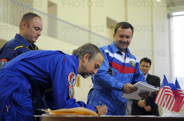 Moscow region, russia, september 18, 2008, u,s, space tourist richard garriott (foreground), astronauts michael fincke of the u,s and yury lonchakov of russia (l-r, background) appear prior to the examinational training at a cosmonaut training centre in star city outside moscow, garriott, lonchakov and fincke are scheduled to visit the international space station in october.