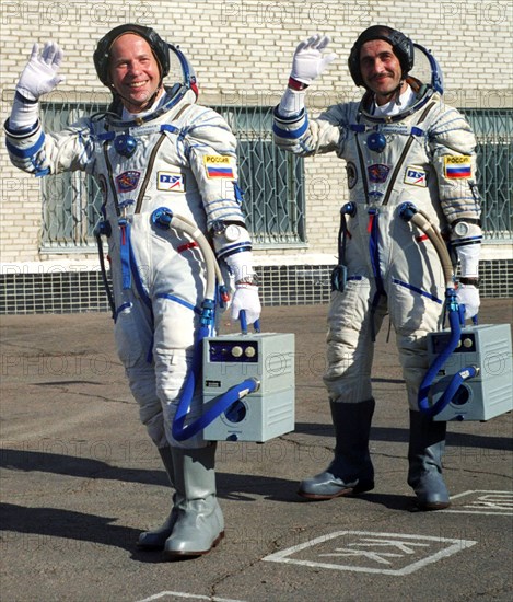 The soyuz tm-26 spacecraft with anatoly solovyov and pavel vinogradov aboard successfully blasted form the baikonur space port at 7,35 on aug, 5th, ops: russian cosmonauts anatoly solovyov /left/and pavel vinogradov prior to the start, august 5, 1997.