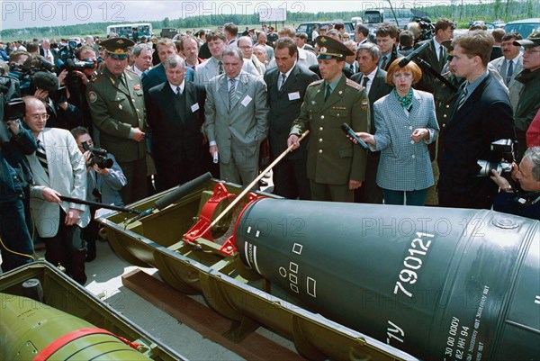 Caption: russia, kurgan area, demonstration of the shells, capable to carry the chemical weapon during a meeting of foreign participants of the civil-engineering design of a factory on destruction of the chemical weapon in city schuchie of kurgan area , (april, 2003) photo alexander alpatkina (itar-tass) .