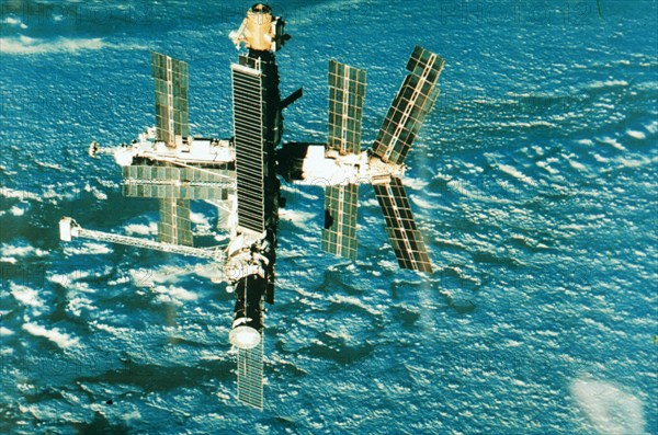 Mir space station in orbit using a lockheed martin solar battery, march, 2000.