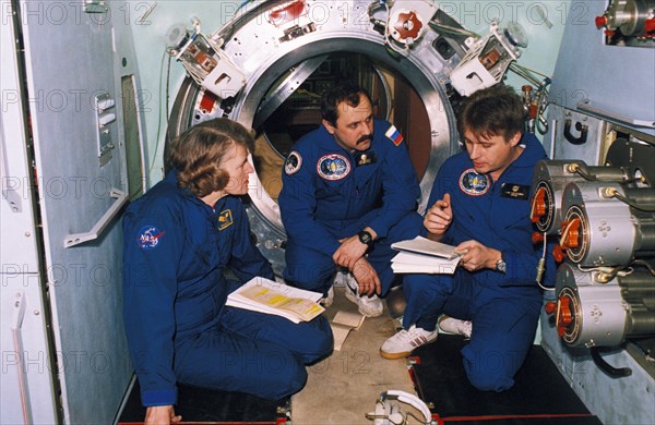 Soyuz tm-23, american astronaut shannon lucid with yuri usachyov and yuri onufrienko during training in a mock-up of the mir space station, 1996.