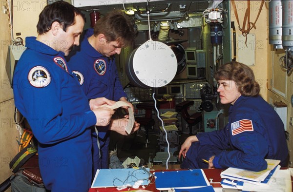Soyuz tm-23, yuri usachyov and yuri onufrienko with american astronaut shannon lucid during training in a mock-up of the mir space station, 1996.